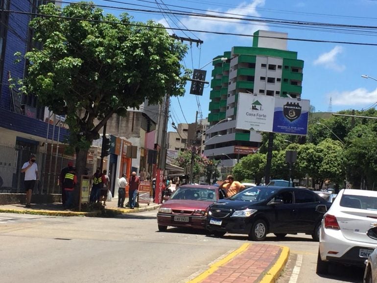 Acidente entre carros dificulta trânsito no Centro de Monlevade