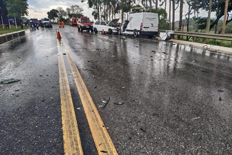 Acidente grave deixa mortos e feridos na BR-459 em Minas