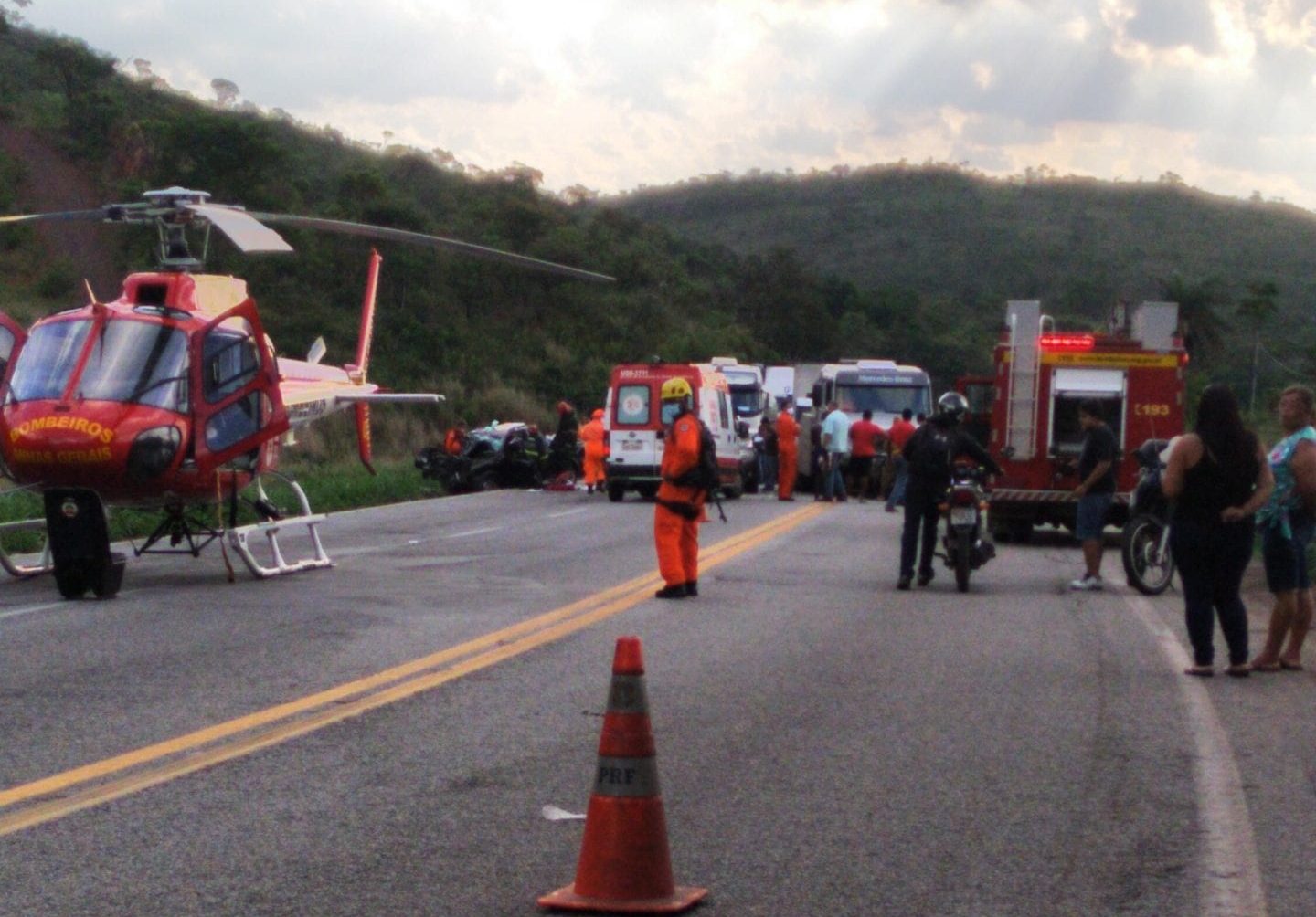 Uma pessoa morre e outras duas ficam feridas em acidente na BR-381