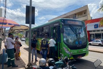 Passageiros reclamam de lotação e atraso dos ônibus em Itabira