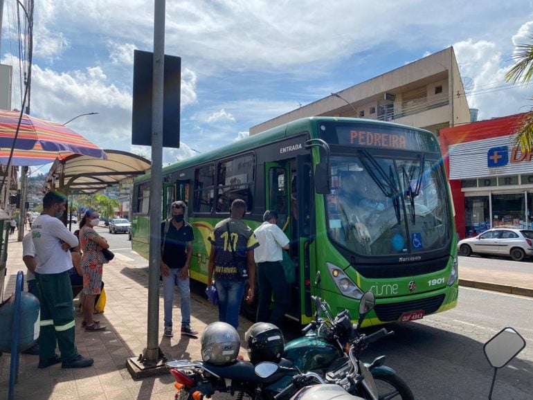 Passageiros reclamam de lotação e atraso dos ônibus em Itabira