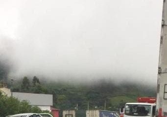 Dois carros batem na BR-381 e deixa trânsito parado na entrada de Monlevade