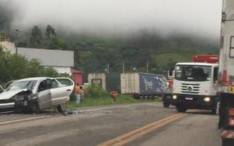 Dois carros batem na BR-381 e deixa trânsito parado na entrada de Monlevade