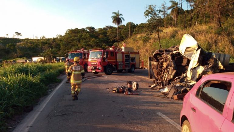 Acidente envolvendo carretas deixa uma vítima fatal na BR-381