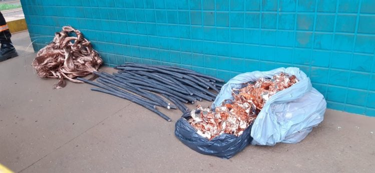 Vigilantes interceptam caminhonete com cobres saindo da Mina Conceição