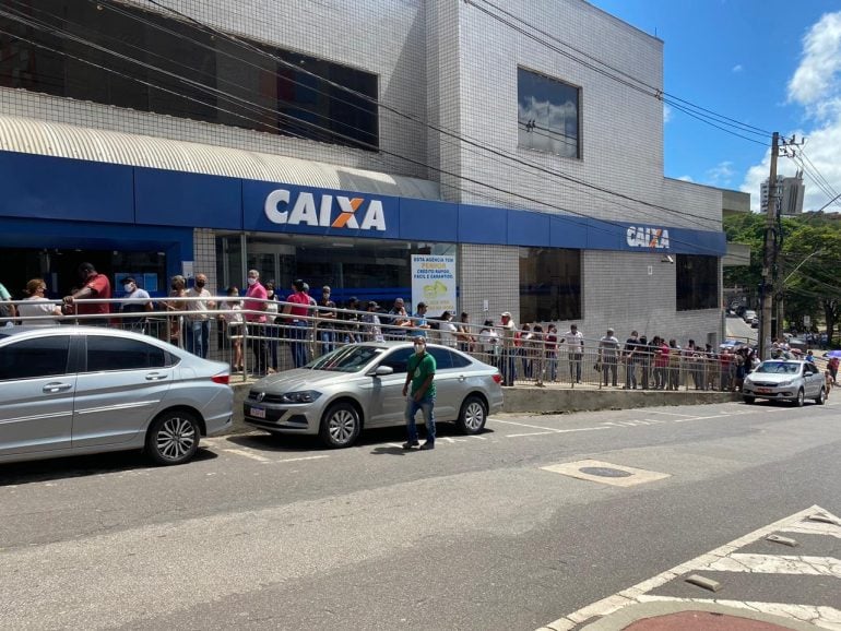 Filas enormes geram revolta em itabiranos que reclamam de demora, atraso e irregularidades