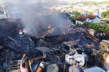 Incêndio em depósito de veículos mobiliza bombeiros em Itabira