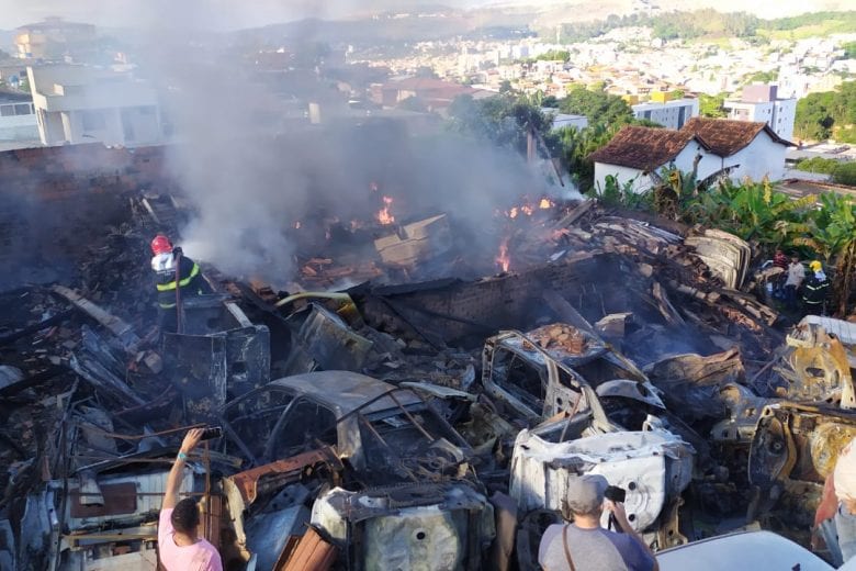 Incêndio em depósito de veículos mobiliza bombeiros em Itabira