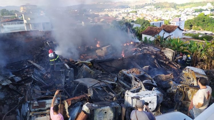 Incêndio em depósito de veículos mobiliza bombeiros em Itabira