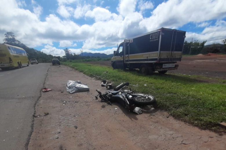 Motociclista morre em colisão com carreta na BR-381 em Sabará