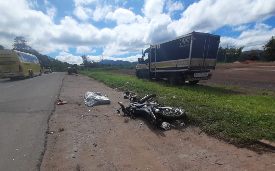 Motociclista morre em colisão com carreta na BR-381 em Sabará