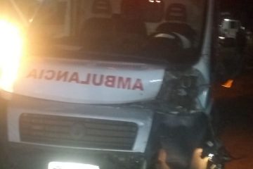 Carro colide com ambulância no mesmo local onde carreta cegonheira tombou em Nova Era