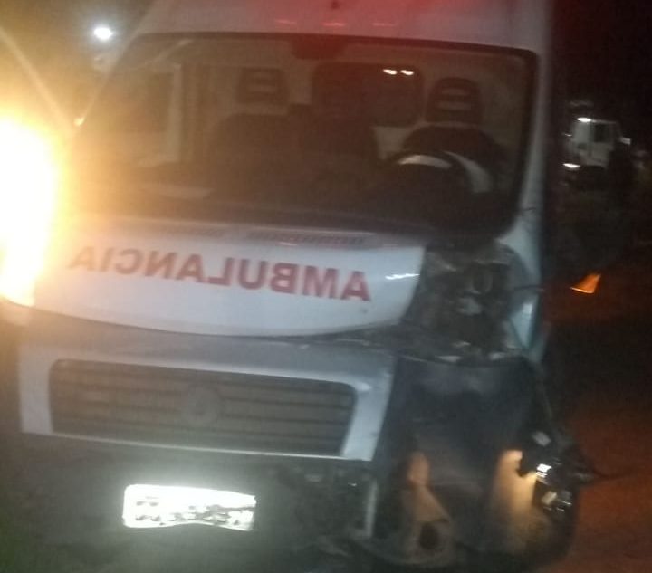 Carro colide com ambulância no mesmo local onde carreta cegonheira tombou em Nova Era