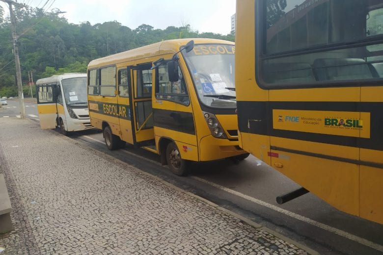 Ônibus escolares levam eleitores da zona rural de Itabira para votação