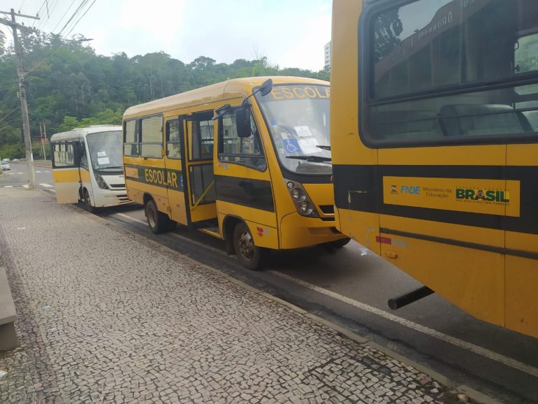 Ônibus escolares levam eleitores da zona rural de Itabira para votação