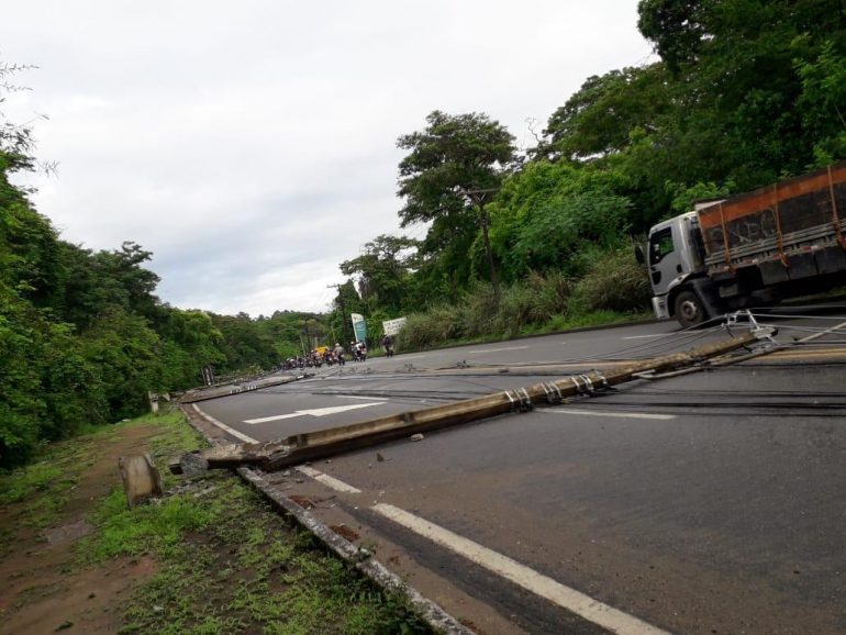Queda de postes interdita a BR-381 na altura de Ipatinga