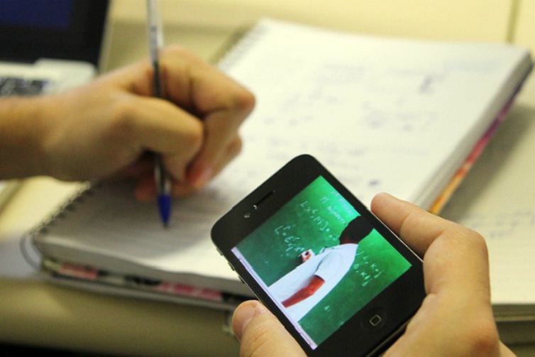 Celular é a principal ferramenta de estudo e trabalho na pandemia