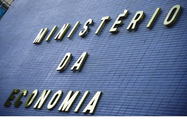 Ministério pede avanço de reformas para manter fábricas no país