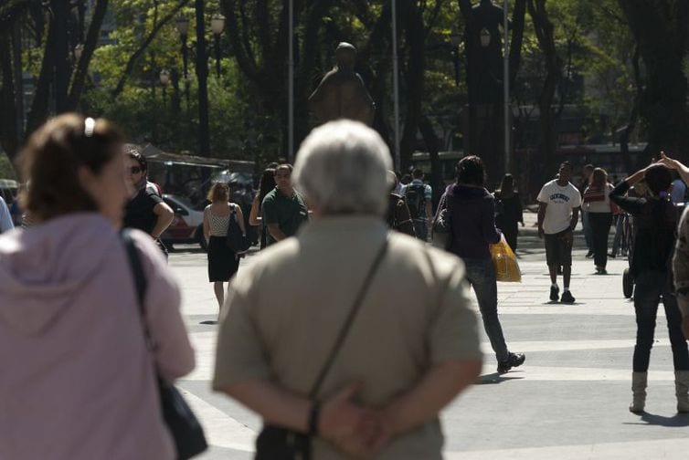 Especialistas alertam sobre saques em cartões de crédito consignados