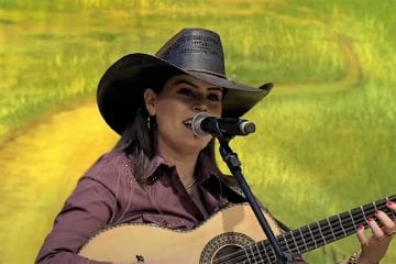 Gaby Violeira mostra seu grande talento musical no Terra da Padroeira deste domingo