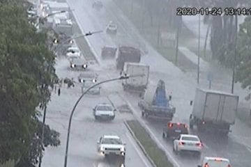 Chuva deixa a BR-101 alagada em Serra, no Espírito Santo
