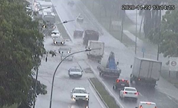Chuva deixa a BR-101 alagada em Serra, no Espírito Santo