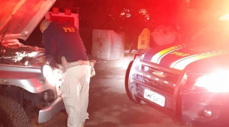 PRF recupera veículo roubado e prende motorista em Monlevade