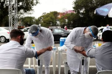 Média de mortes diárias por covid-19 no Brasil chega a 736,43