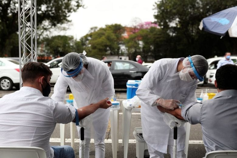 Média de mortes diárias por covid-19 no Brasil chega a 736,43