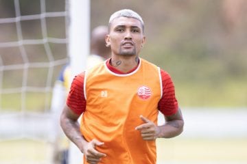 Retomando os tempos de ‘artilheiro’, Kieza esboça um Náutico mais eficiente com Hélio