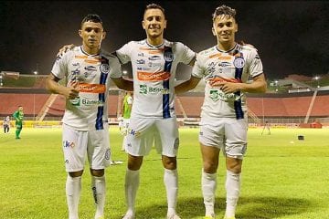 Confiança supera Vitória de virada no Barradão e se aproxima do G4 da Série B