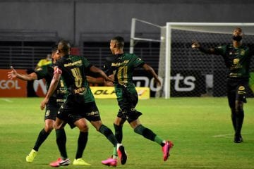 América abusa de chances perdidas, mas bate CSA fora de casa e se recupera na Série B
