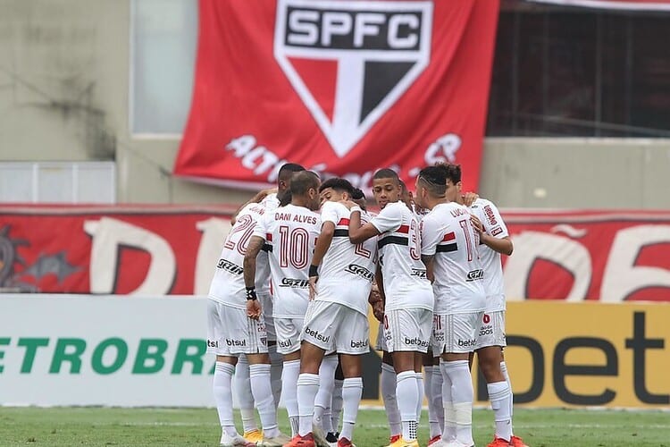São Paulo enfrenta Botafogo visando ampliar vantagem na liderança do Brasileirão