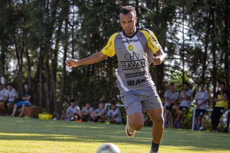 Por pancada em tendão de Aquiles, atacante Magno Ribeiro fará exame e desfalcará Náutico