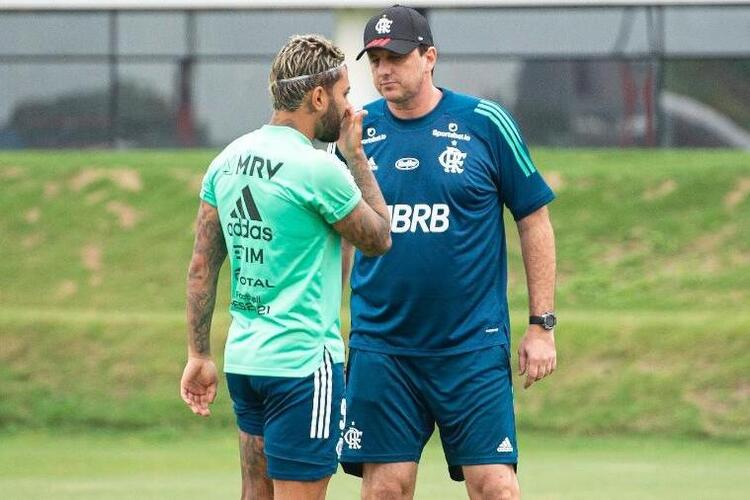 Com todas estrelas à disposição, Flamengo busca embalar diante do Santos