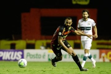 Brigando por posição no Sport, Dalberto e Mikael são elogiados por Jair