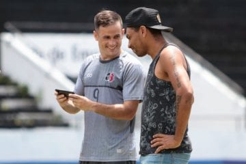Ídolo do Santa Cruz, Caça-Rato visita elenco em treino para prestar apoio