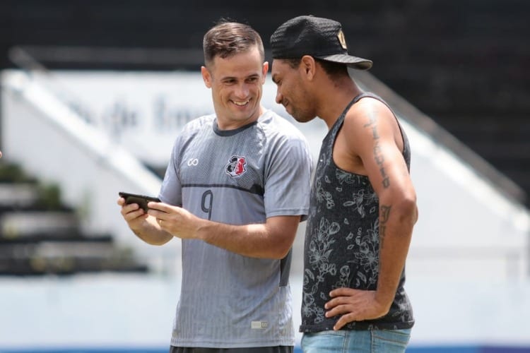Ídolo do Santa Cruz, Caça-Rato visita elenco em treino para prestar apoio