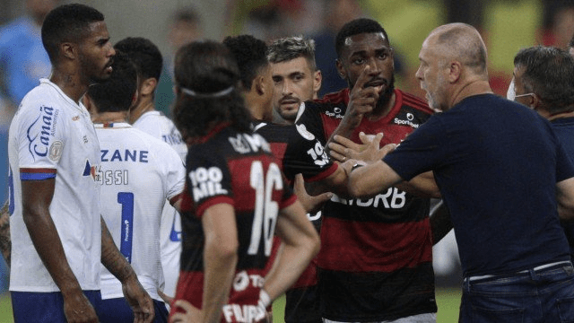 Injúria racial: Ramirez, Mano Menezes e árbitro são intimados a depor