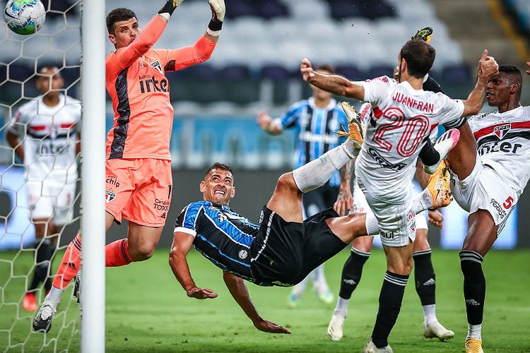 Grêmio vence São Paulo e abre vantagem na semifinal da Copa do Brasil