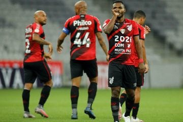 Athletico-PR goleia e mantém Vasco na zona de rebaixamento do Brasileiro