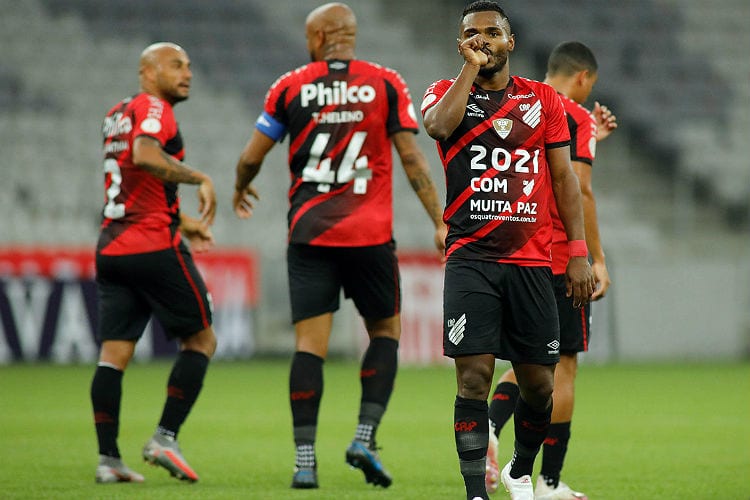 Athletico-PR goleia e mantém Vasco na zona de rebaixamento do Brasileiro