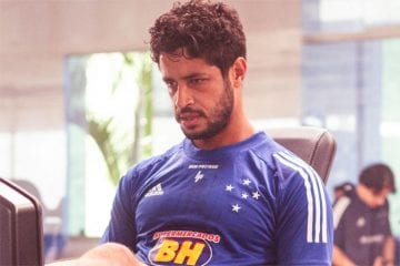 Cruzeiro informa que Léo fará tratamento de lesão no joelho nos EUA