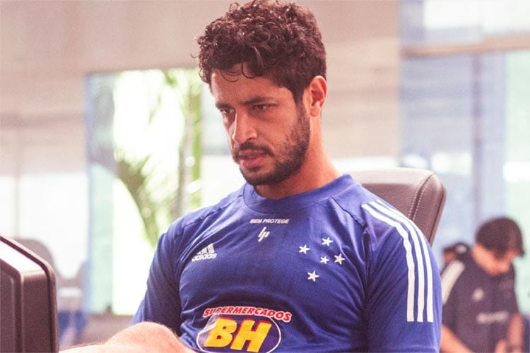 Cruzeiro informa que Léo fará tratamento de lesão no joelho nos EUA