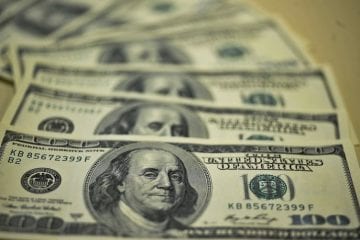 Dólar inicia ano em forte alta e fecha a R$ 5,26