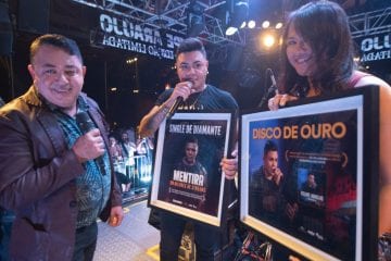Felipe Araújo recebe disco de Diamante e Ouro na volta aos palcos