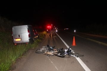 Motociclista é socorrido em estado grave após bater de frente com Fiorino
