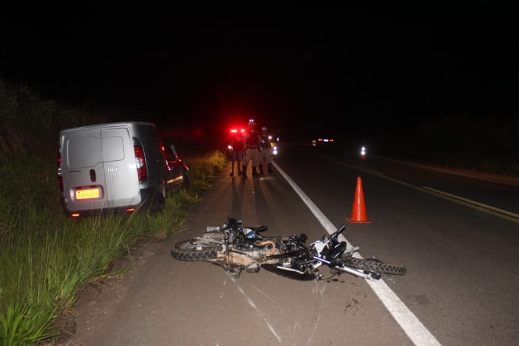 Motociclista é socorrido em estado grave após bater de frente com Fiorino