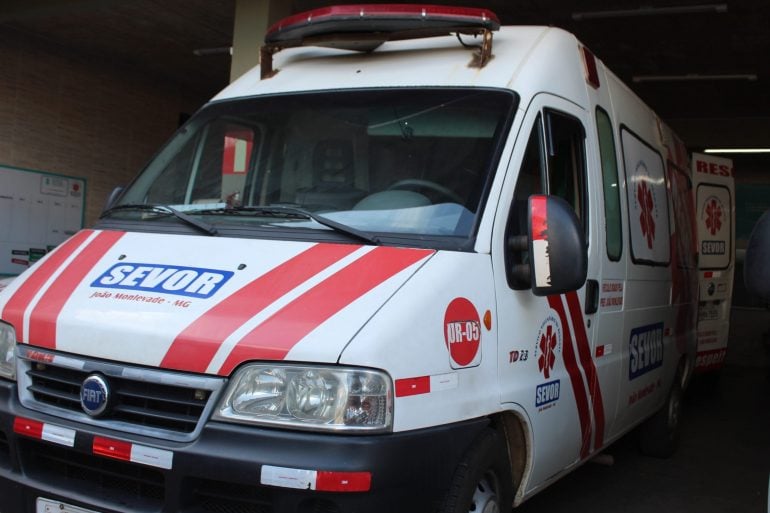 Homem morre no estacionamento de supermercado em Monlevade