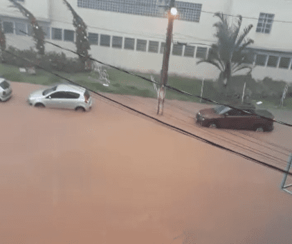 Temporal deixa Centro de São Domingos do Prata alagado nessa terça-feira (8)